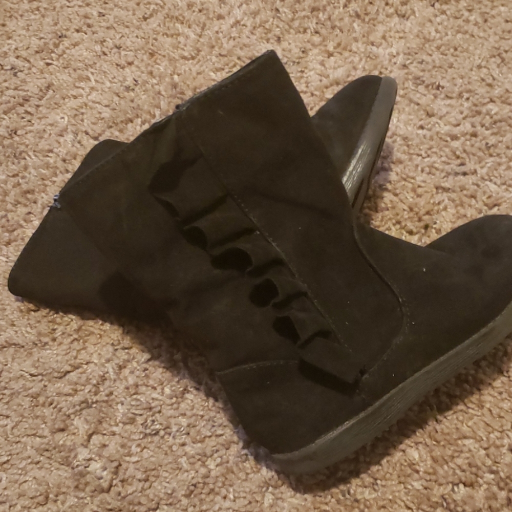 Boots - Picture 3 of 4